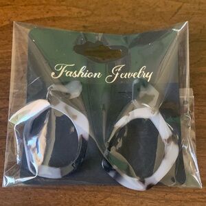 *Clearance-Final* NWT Royal Deluxe Fashion Jewelry Ice Gray Dangle Earrings